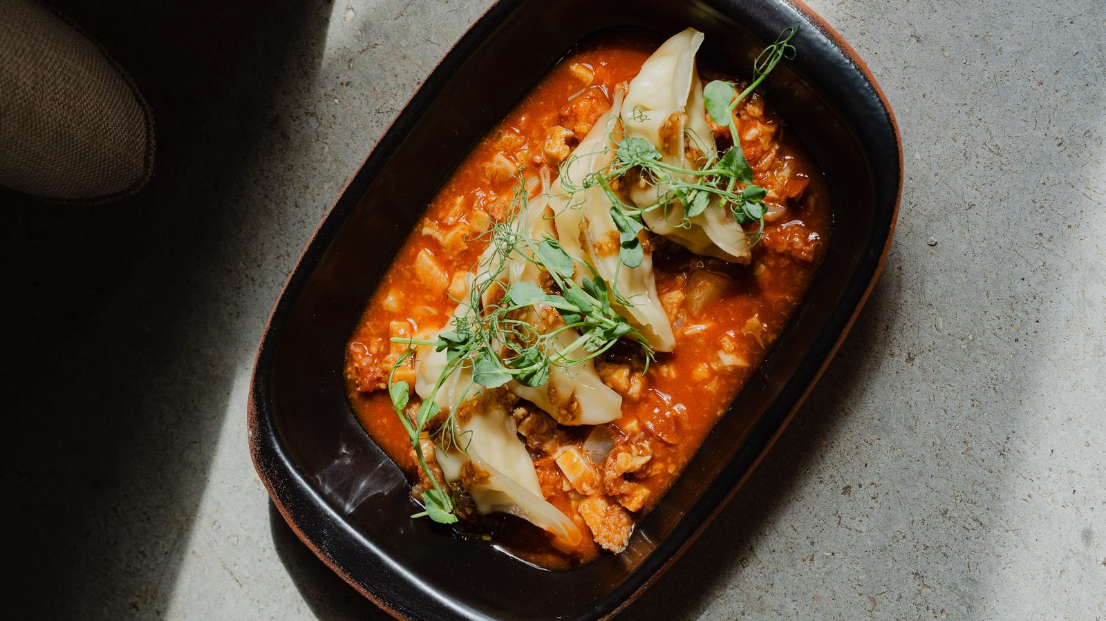 Gyoza de gamba blanca sobre guiso de callos · KNAYA Raw & Fire Alicante