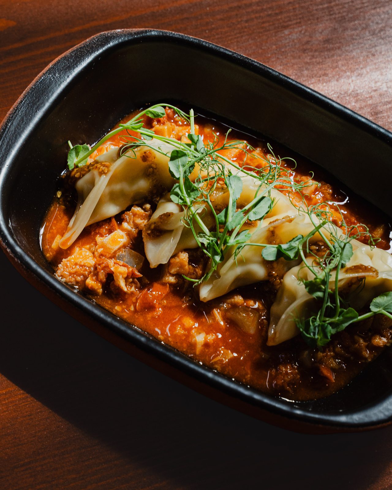 Gyoza de gamba sobre guiso de callos — KNAYA Raw & Fire