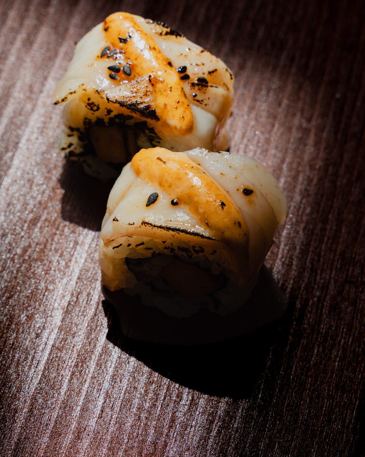 Uramaki de corvina ahumada flameado a soplete · KNAYA Raw & Fire Alicante