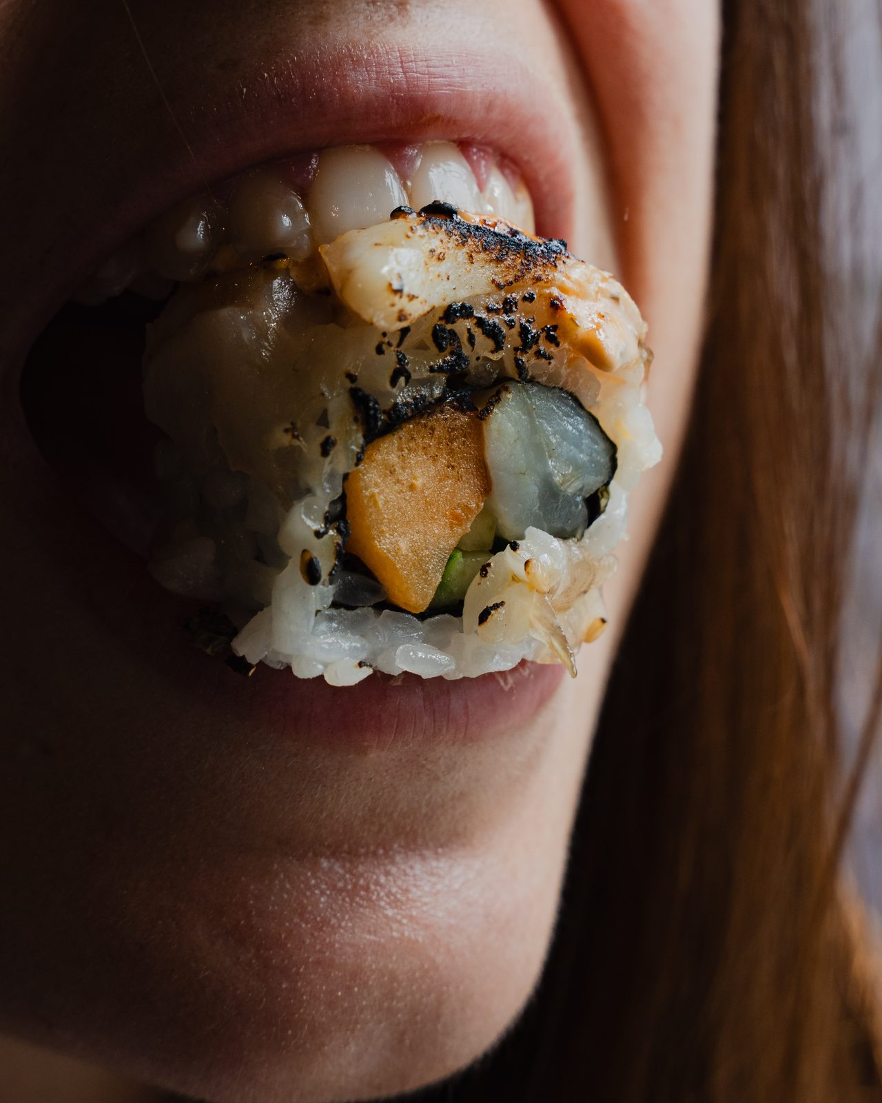 Uramaki de la terreta recién flameado, a un bocado — KNAYA Raw & Fire